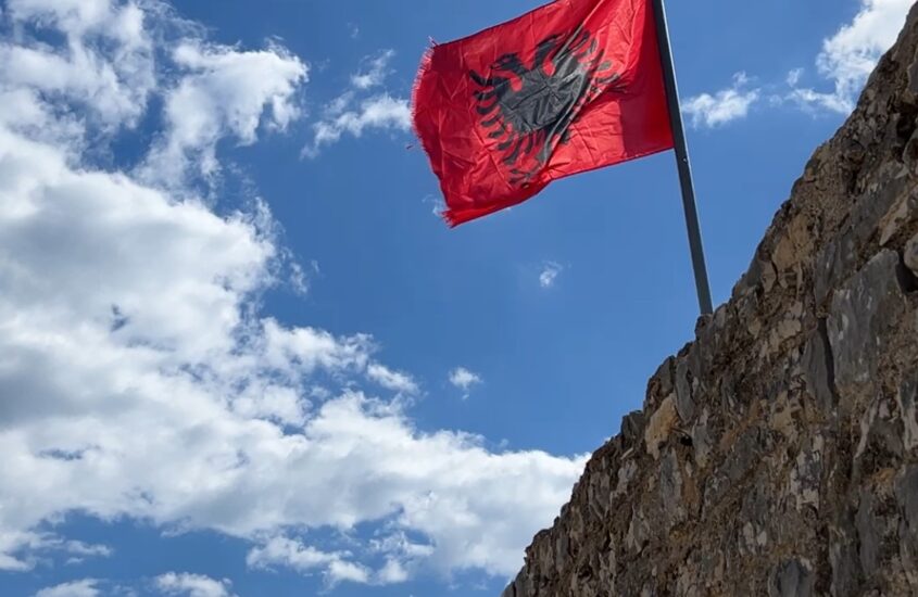 Albanska zastava Albanska zastava na obdizju